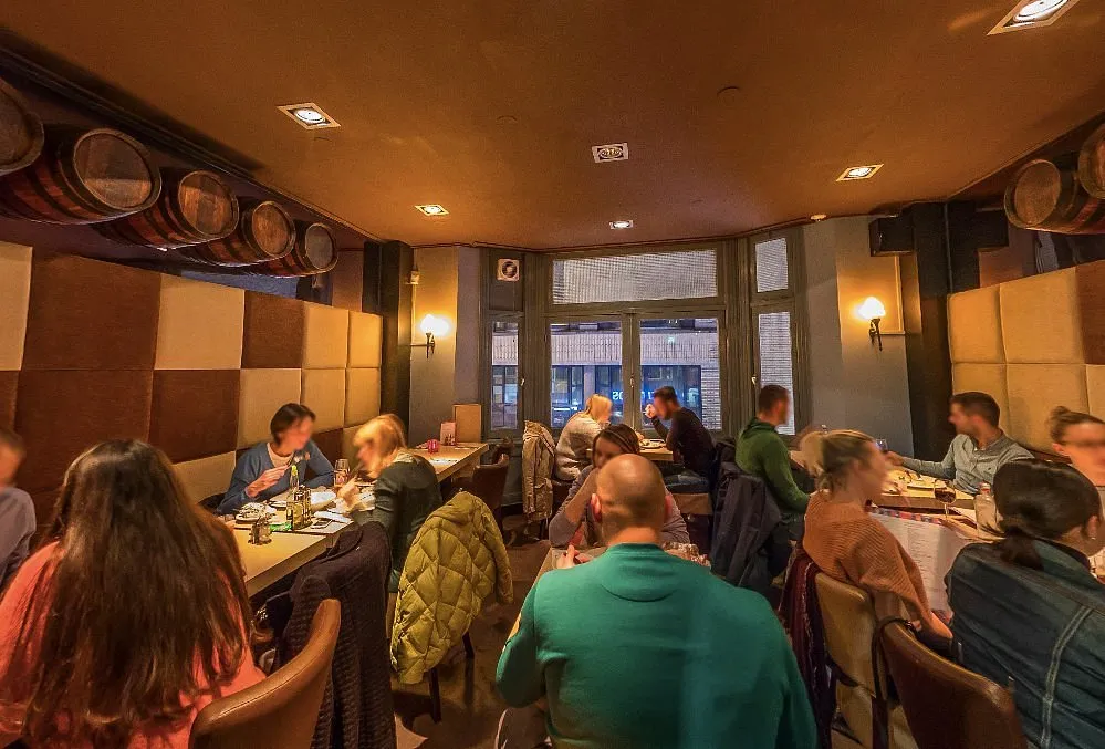 Gasten aan tafel in het restaurant van Argentinos Grill