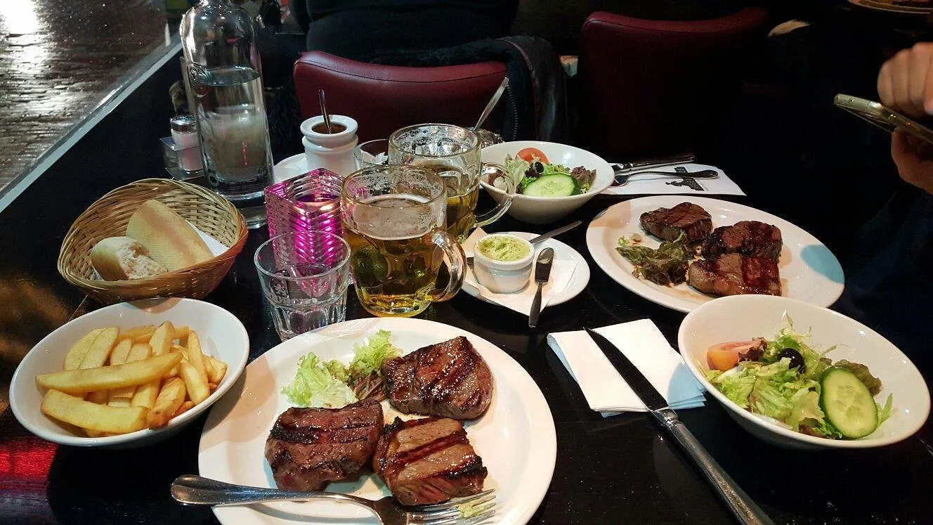 Gedekte tafel met Argentijnse biefstuk, friet en salade