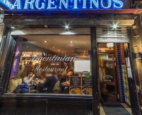 Ingang van Argentinos Grill, Argentijns restaurant sinds 1991