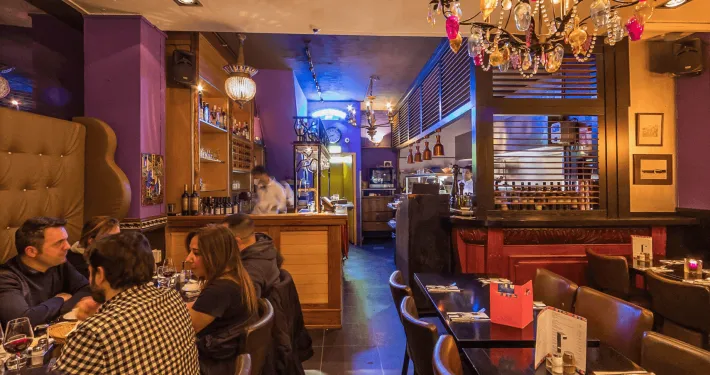 Open keuken en grill achter de bar van Argentinos Grill