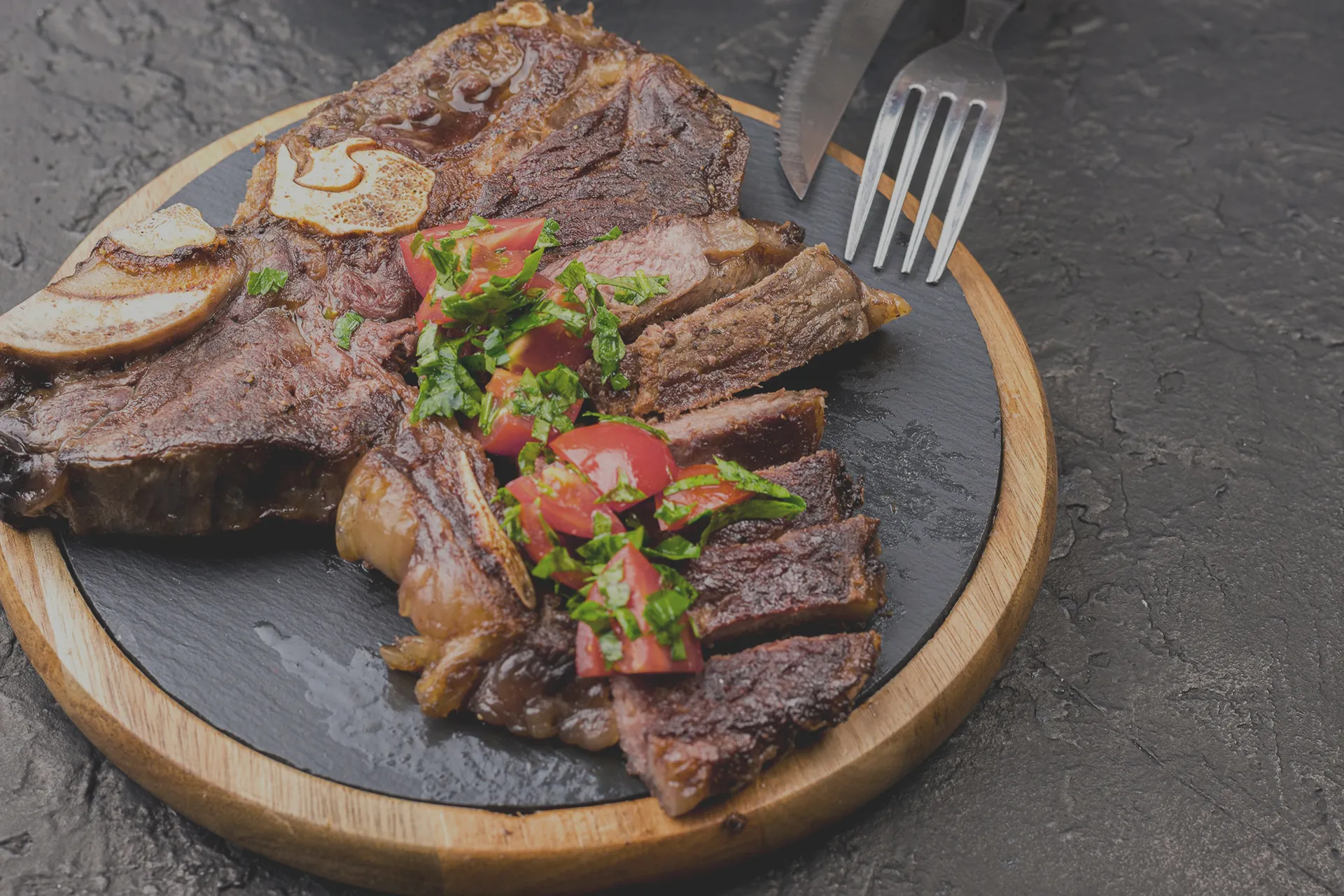 Gegrilde T-bone steak op een leisteen bord