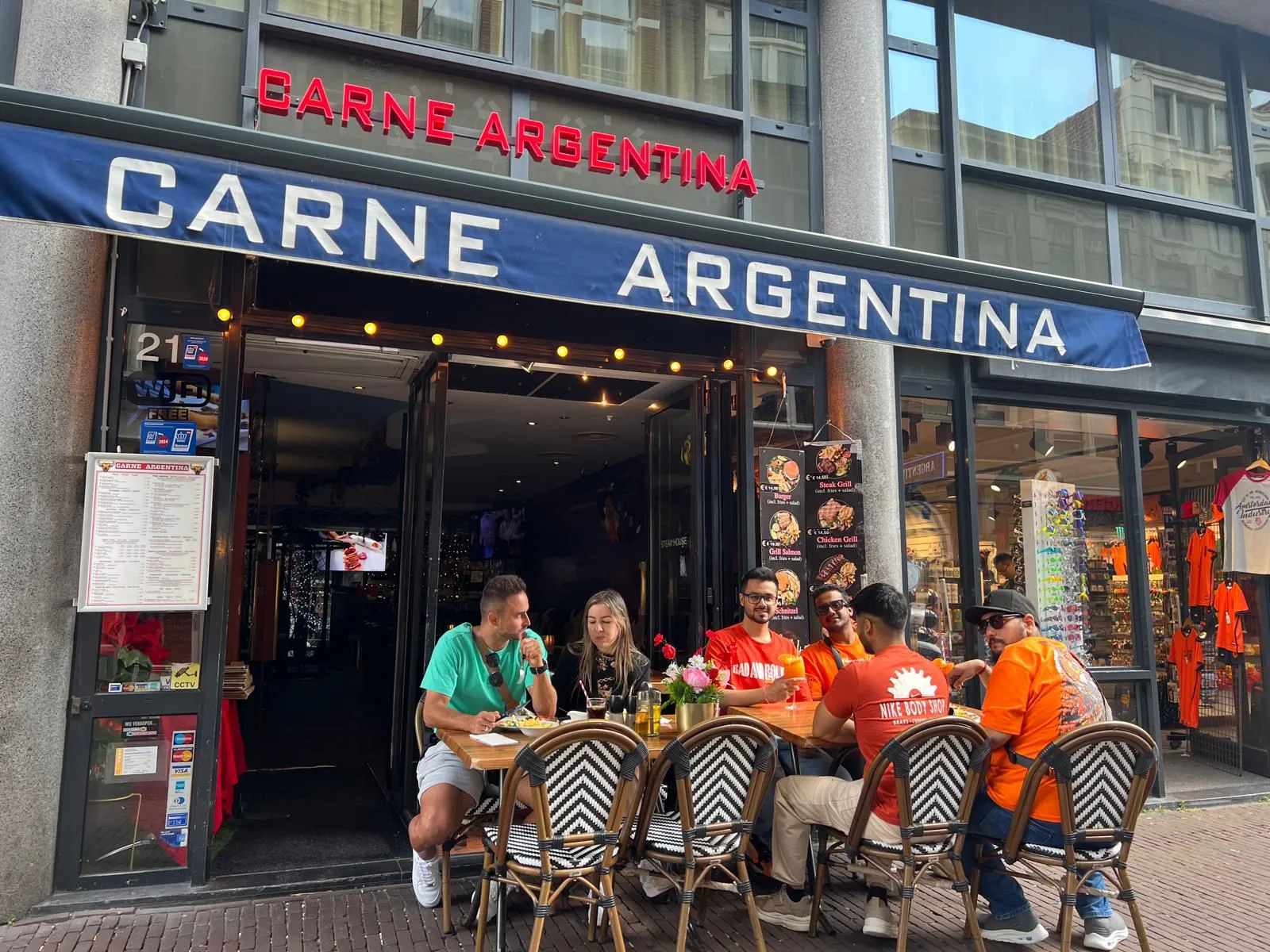 Gevel van Carne Argentina met terras aan de Damstraat in Amsterdam