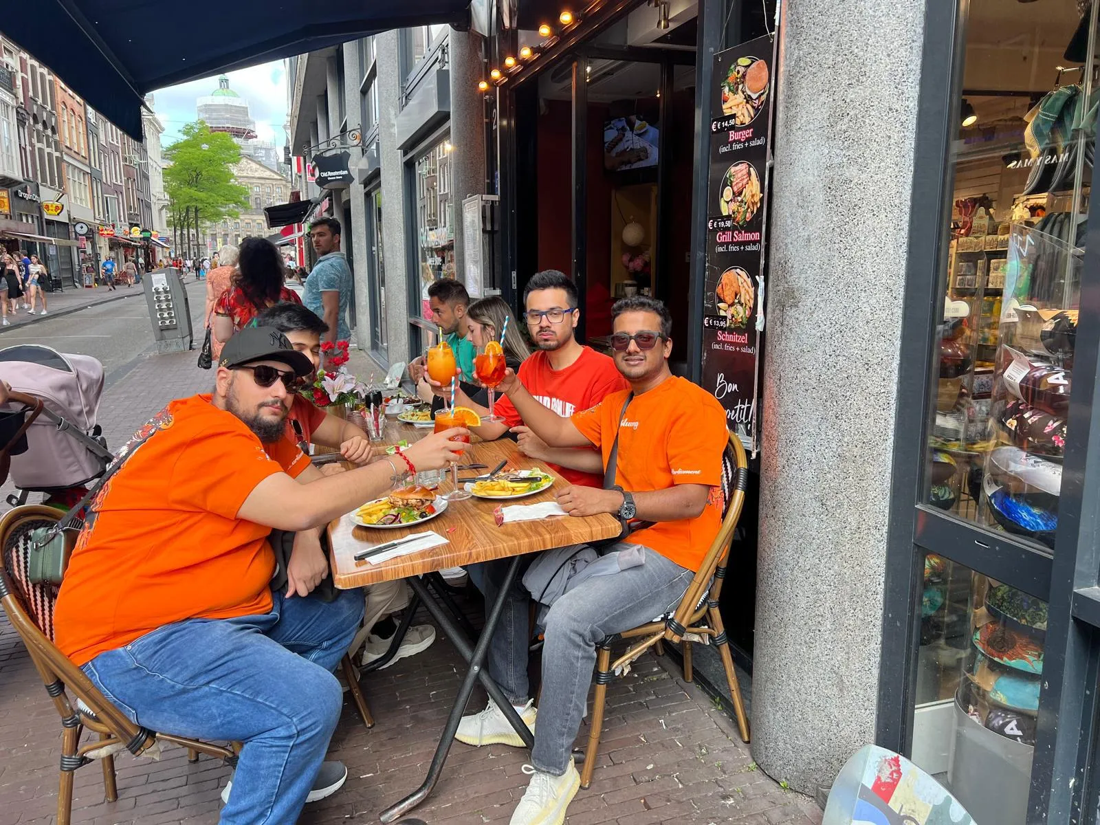 Terras van Carne Argentina met uitzicht op de Dam in Amsterdam