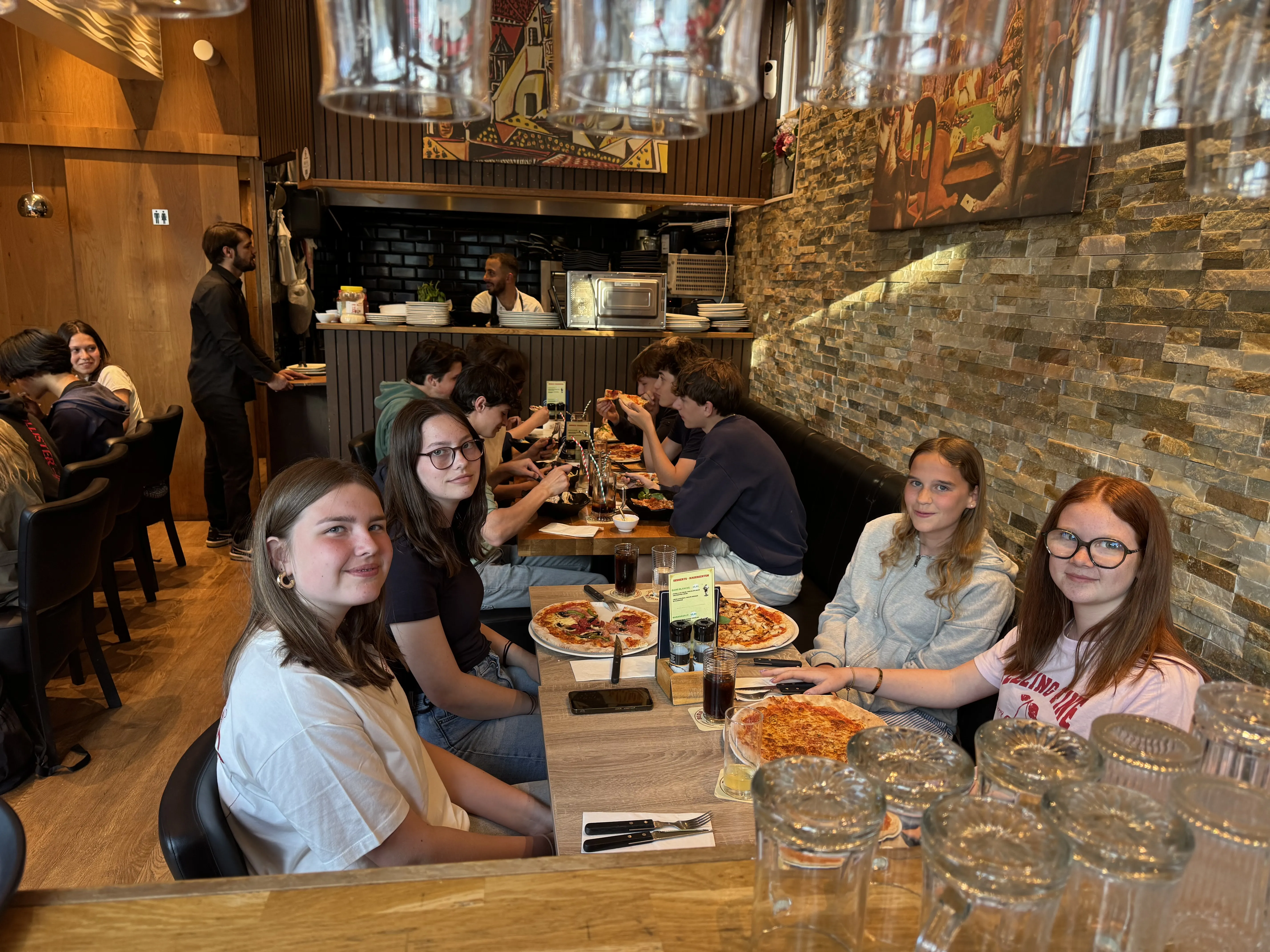 Open keuken en natuurstenen wand in Dal Toscano Restaurant in Amsterdam