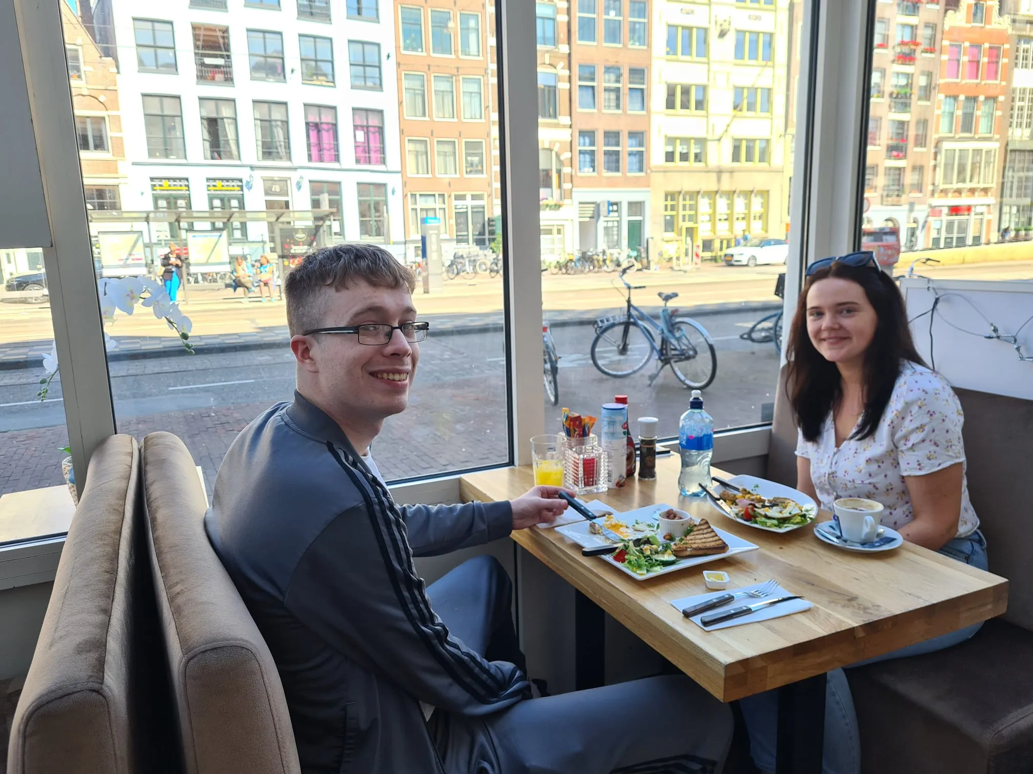 Raamtafel met uitzicht op de Nieuwezijds Voorburgwal