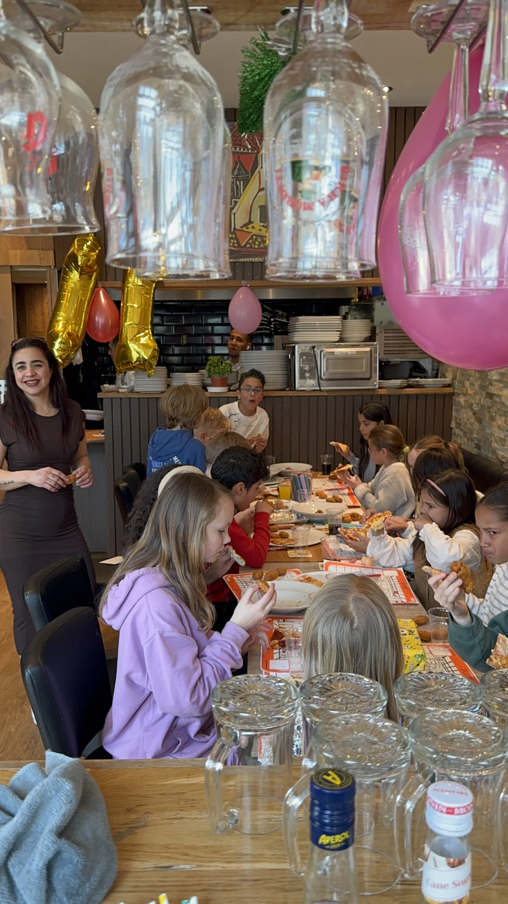 Lange tafel met ballonnen voor een kinderfeestje bij Dal Toscano