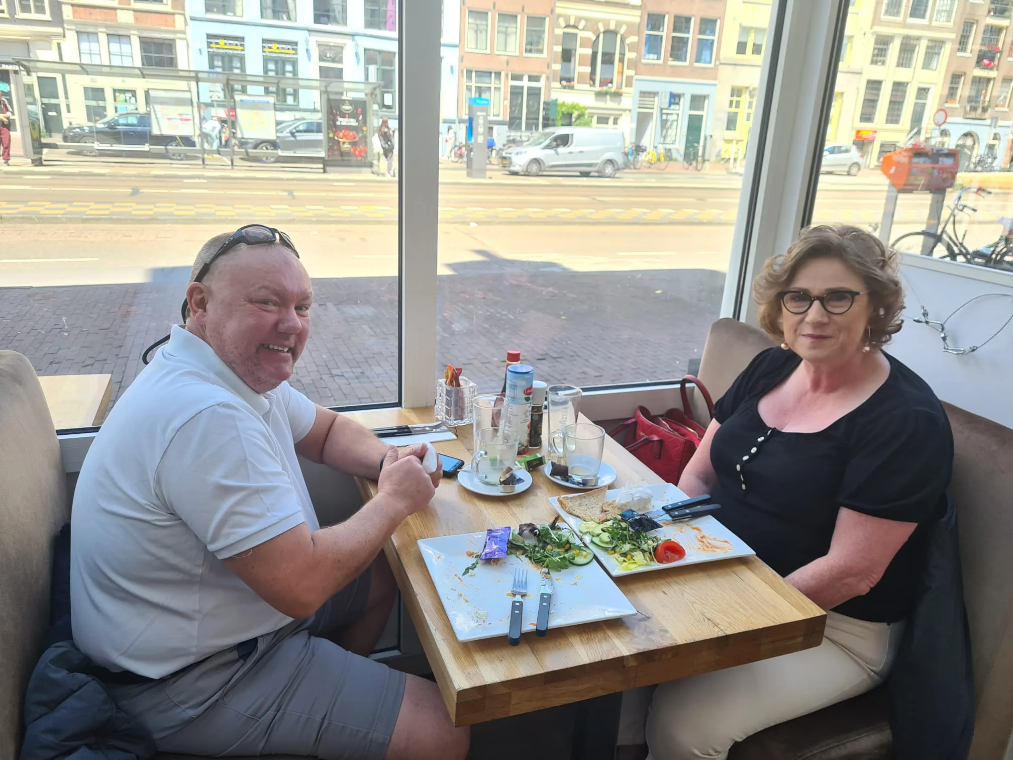 Lunch aan het raam met zicht op de tram op de Nieuwezijds Voorburgwal