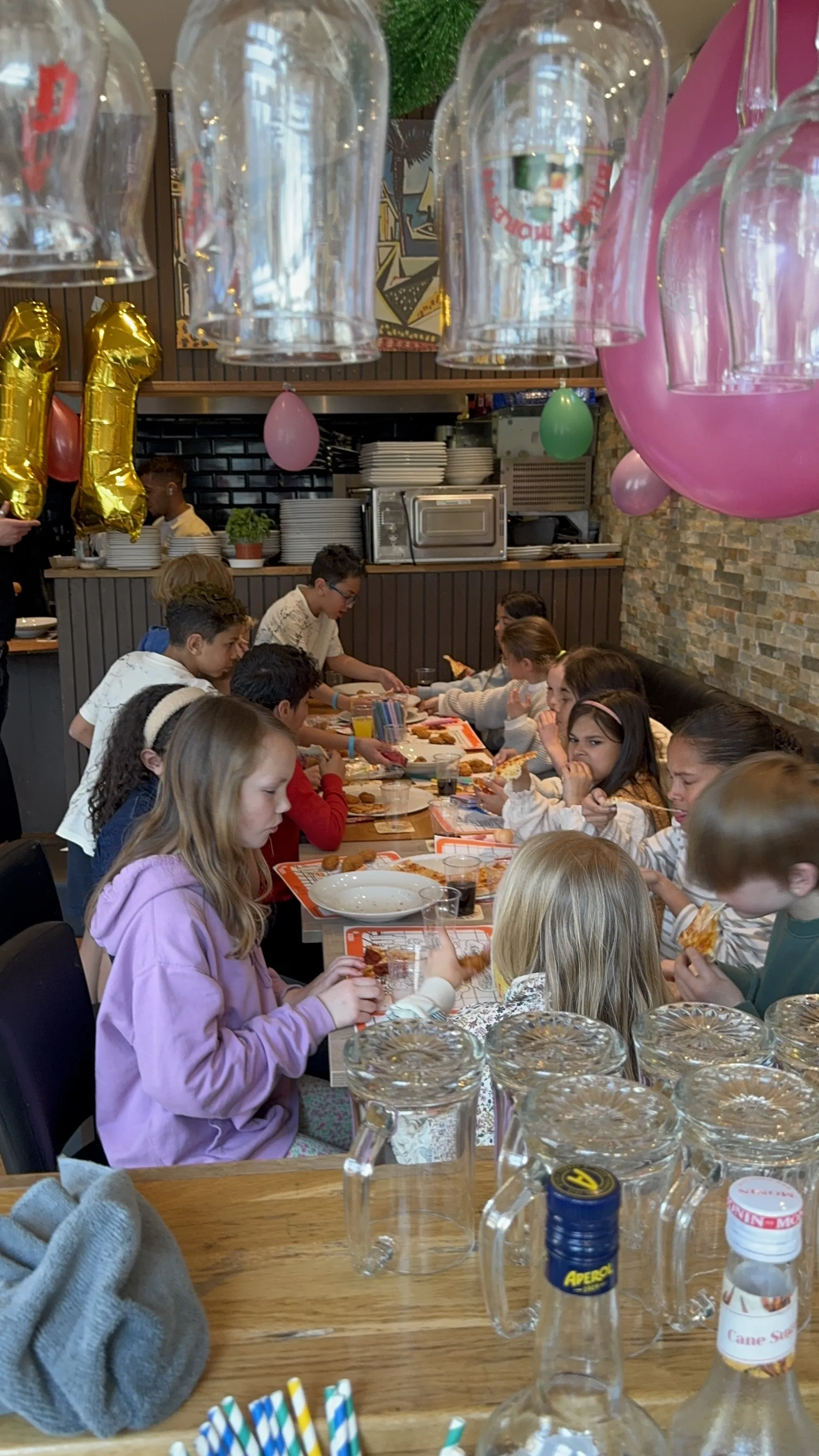 Kinderfeestje aan de groepstafel bij Dal Toscano