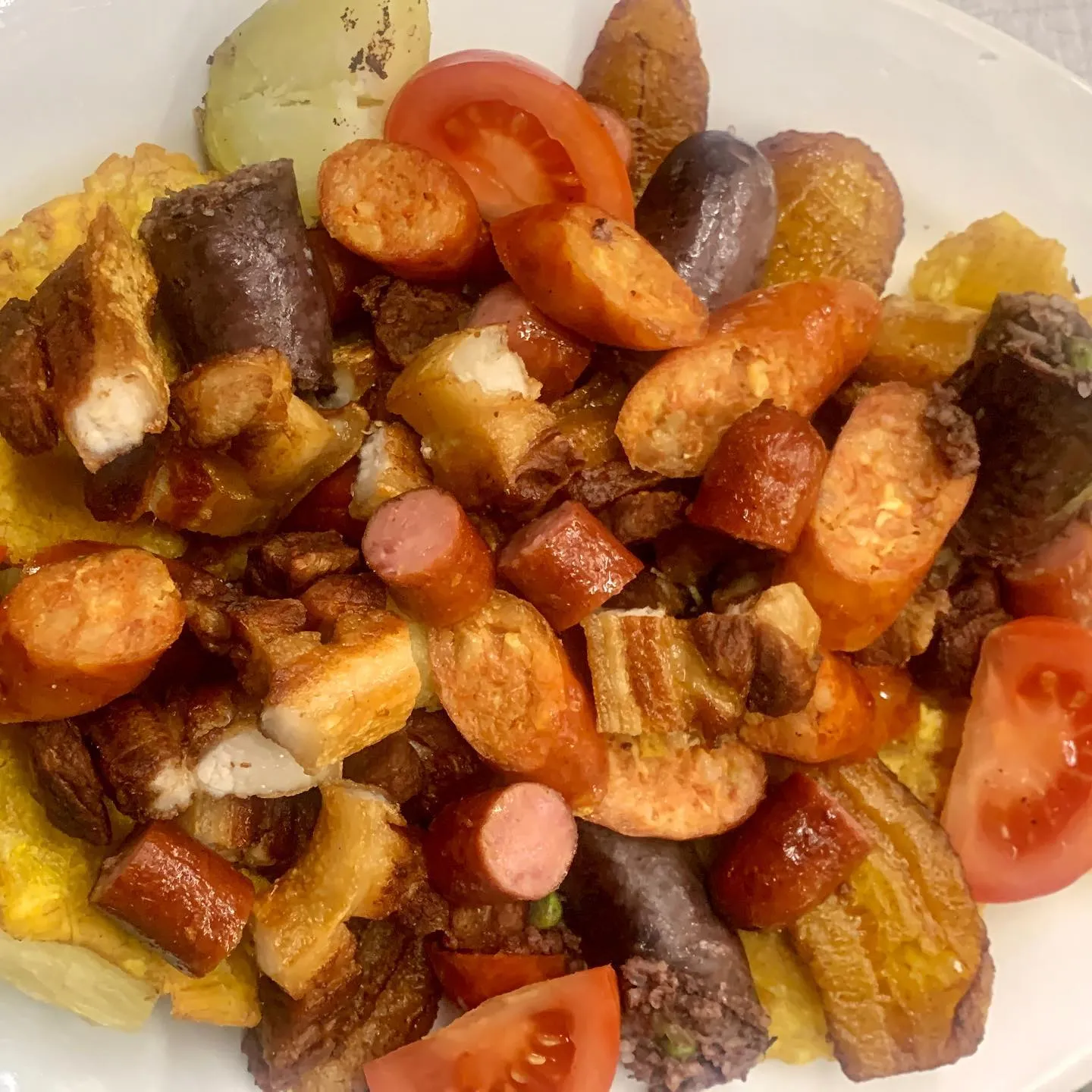 Picada: chorizo, morcilla, chicharrón, rundvlees, knakworst, aardappel, patacón, tomaat